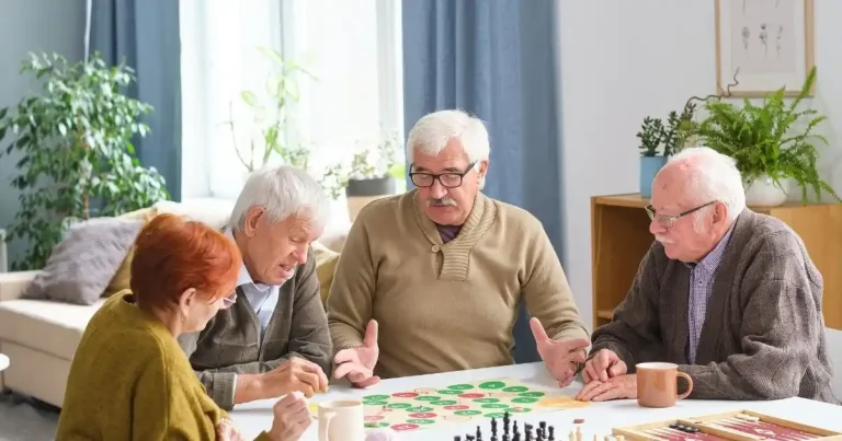 Rompre l'isolement : solutions concrètes pour garder du lien social