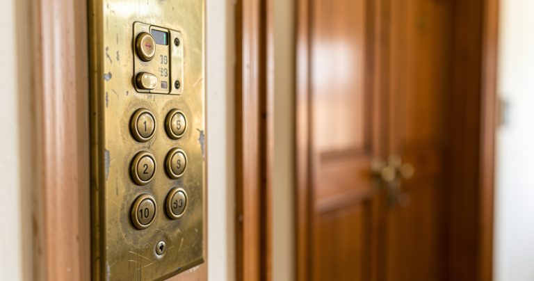 Ascenseurs vieillissants : l'urgence pour l'autonomie des seniors