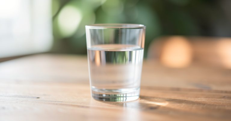 800€ par mois pour deux verres d'eau en maison de retraite : les coulisses
